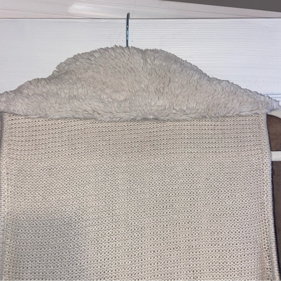 Romeo & Juliet Couture Sherpa winter vest - in great condition - women’s size M - Picture 3 of 7